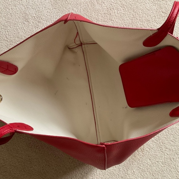 BCBG Paris large red pebbled tote with matching cross body bag - Picture 4 of 6